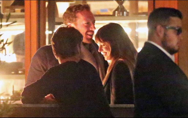Desde diciembre de 2017 empezaron a surgir versiones de un romance entre Dakota y Chris Martin. ESPECIAL / www.eonline.com