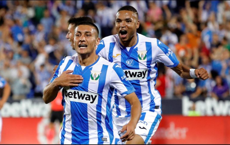 Nabil El Zhar (I) celebra el primer gol del Leganés. EFE/J. Martín