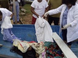 Personal médico se trasladó a orilla de la embalse para recibir al bebé y brindar las primeras atenciones a la mujer y al recién nacido. TWITTER/@Resonanciaok