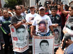 Luego del encuentro que sostuvieron con Andrés Manuel López Obrador, los padres de los estudiantes desaparecidos de Ayotzinapa ofrecieron un mensaje a los medios de comunicación. NTX/A. Monroy