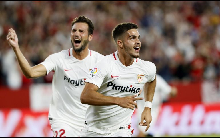 André Silva (D) celebra uno de los dos goles con los que contribuyó a la victoria del Sevilla. EFE/J. M. Vidal