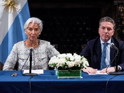 La directora gerente del FMI, Christine Lagarde (i), y el ministro argentino de Hacienda, Nicolás Dujovne (d), ofrecen una conferencia de prensa. EFE/A. Vigaray