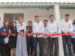 Alejandro Murat, acompañado de su esposa Ivette Morán, reconoció la suma de esfuerzos de la iniciativa privada y la sociedad civil para apoyar a los afectados. TWITTER/@Oaxaca_Informa