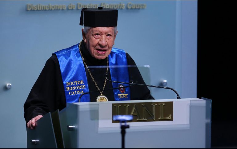 El artista se mostró emocionado por ser condecorado. NTX/ESPECIAL