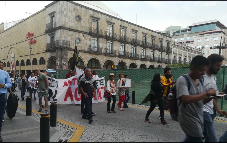 Durante la marcha, se dijeron en voz alta los nombres de los estudiantes desaparecidos en 2014. EL INFORMADOR
