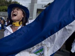 Una mujer con la bandera de Nicaragua participa en las protestas. EFE/J. Torres