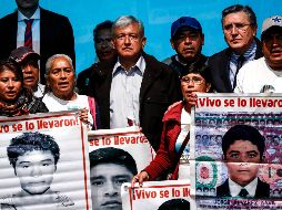 Andrés Manuel López Obrador, próximo Presidente, se reunió con padres de los 43 estudiantes desaparecidos. SUN/Y. Xolalpa