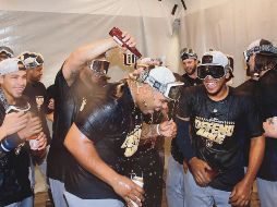 El baño de cerveza no se hizo esperar entre los jugadores de Milwaukee tras el triunfo de ayer ante los Cardenales de San Luis. AFP