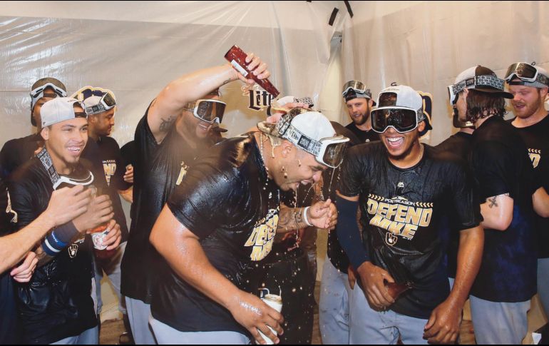 El baño de cerveza no se hizo esperar entre los jugadores de Milwaukee tras el triunfo de ayer ante los Cardenales de San Luis. AFP