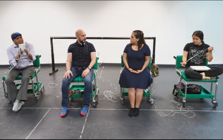 La puesta en escena se sitúa en una sala de quimioterapia, donde los personajes charlan sobre sus ilusiones. CORTESÍA