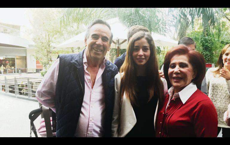 La atleta Paola Morán con sus abuelos Juan José y Beatríz.