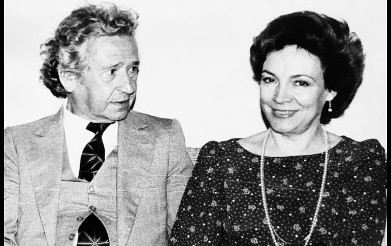 Juan José Arreola con Martha González de Hernández Allende.