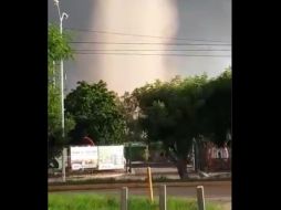 Formado en una comunidad en el municipio de Navolato, el tornado recorrió casi un kilómetro y a su paso arrastró láminas, árboles y basura. TWITTER / @conagua_clima