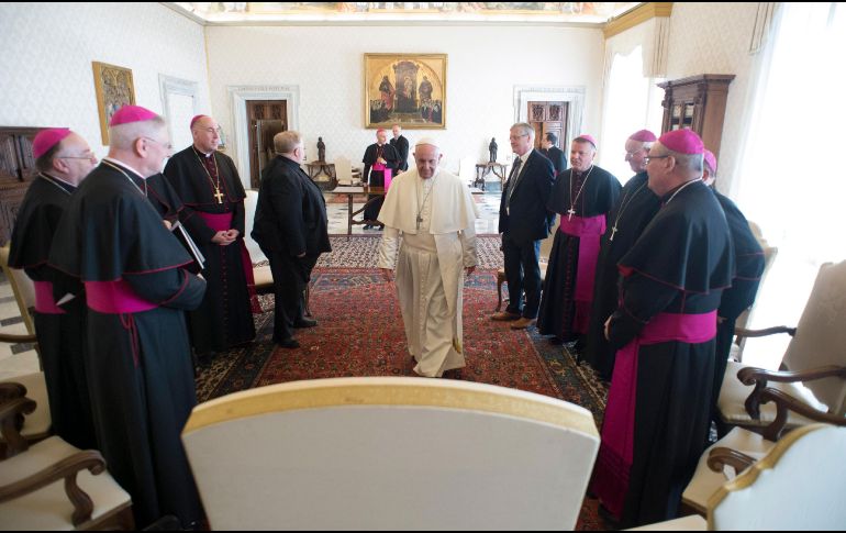 El Pontífice señala que los problemas en el matrimonio muestran una debilidad de la fe cristiana y una falta de acompañamiento eclesial. AFP