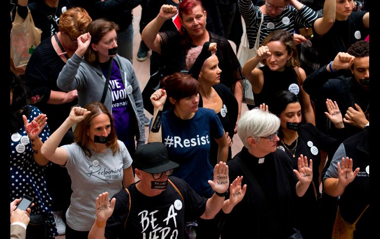 Manifestantes se reúnen en un edificio del Senado en Washington, DC, en apoyo a Christine Blasey Ford, quien testifica hoy sobre el juez nominado al Tribunal Supremo de EU Brett Kavanaugh, a quien acusa de intentar violarla cuando ambos eran adolescentes. AFP/J. Magana