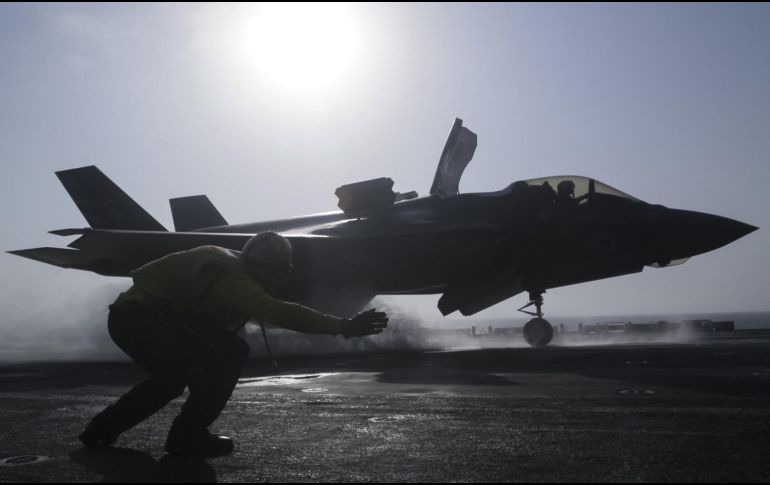Fotografía cedida por la Marina estadounidense donde se aprecia a un oficial dando luz verde de salida a un cazabombardero F-35B desde el buque de asalto anfibio clase Wasp USS Essex. EFE/F. Díaz