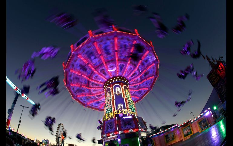 Personas disfrutan en un juego en el marco del festival Oktoberfest en Munich, Alemania. AP/M. Schrader