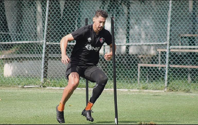 Omar González. La zaga rojinegra deberá estar concentrada para evitar pifias que permitan anotar a los delanteros toluqueños. TWITTER/@atlasfc