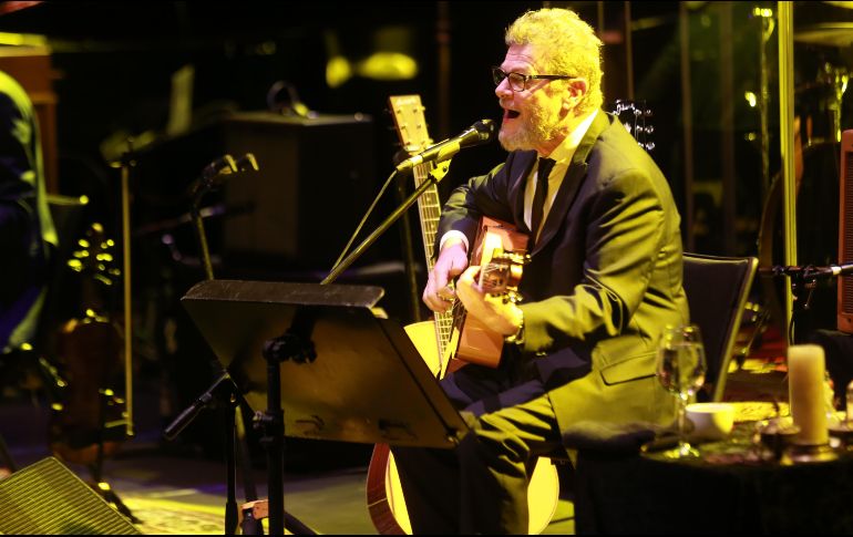 Gustavo Santaolalla se encargó de las guitarras acústica y eléctrica durante su presentación en el Conjunto de Artes Escénicas. EL INFORMADOR/G. Gallo