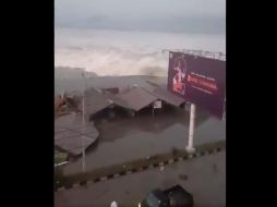 En redes sociales circulan videos del momento en el que llega el tsunami a la costa, a la que golpea con fuerza entre el grito de varios residentes que corren a refugiarse. ESPECIAL /