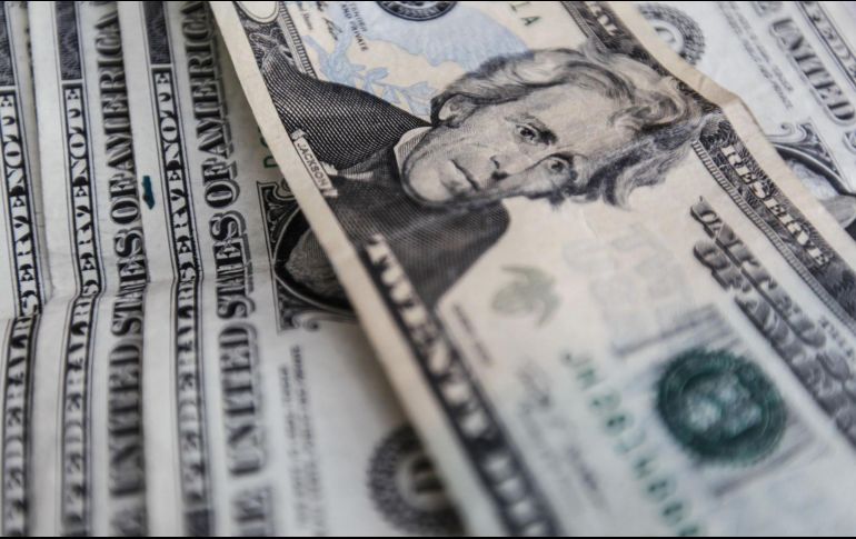 El billete verde se compra en un mínimo de 17.55 pesos. EL INFORMADOR / ARCHIVO