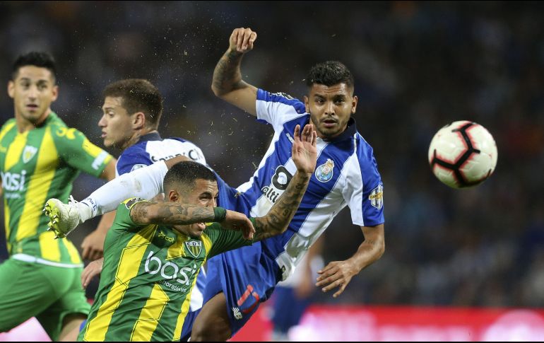 Corona (D) entró al campo como cambio y disputó los últimos 30 minutos del encuentro. EFE/J. Coelho