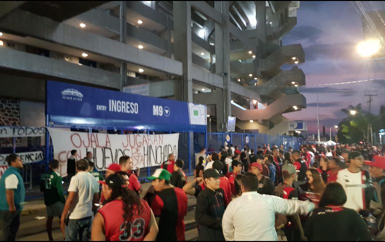 Conforme se acercaba el inicio del encuentro, a las afueras del Coloso, los aficionados se fueron dispersando. EL INFORMADOR / J. Robles