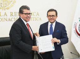 El secretario de Economía, Ildefonso Guajardo (derecha), asistió al Senado para entregar al presidente de la Junta de Coordinación Política, Ricardo Monreal Ávila, copia del texto comercial que México acordó con EU en agosto pasado. NOTIMEX