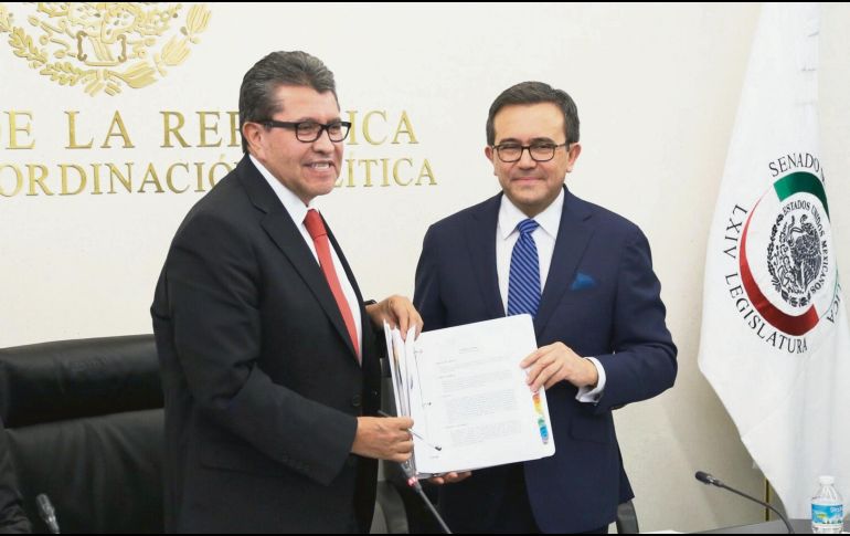 El secretario de Economía, Ildefonso Guajardo (derecha), asistió al Senado para entregar al presidente de la Junta de Coordinación Política, Ricardo Monreal Ávila, copia del texto comercial que México acordó con EU en agosto pasado. NOTIMEX