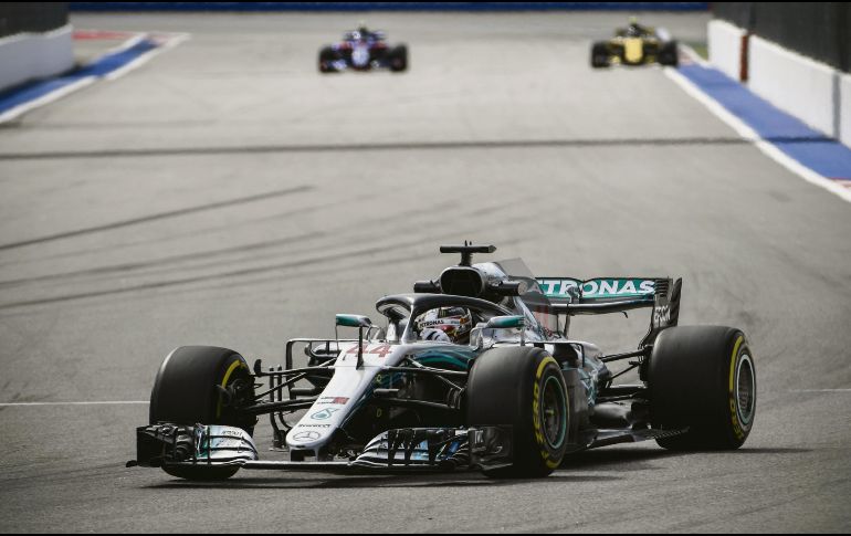 El británico conduce su monoplaza durante la primera sesión de prácticas libres en el Autódromo Internacional de Sochi. AFP