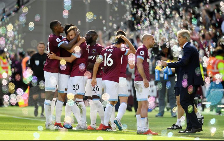 ''Chicharito'' Hernández una vez más no tuvo actividad con West Ham debido a un virus que le afecta desde semanas atrás, por lo que ya suma cuatro partidos consecutivos sin jugar. EFE / A. Rain