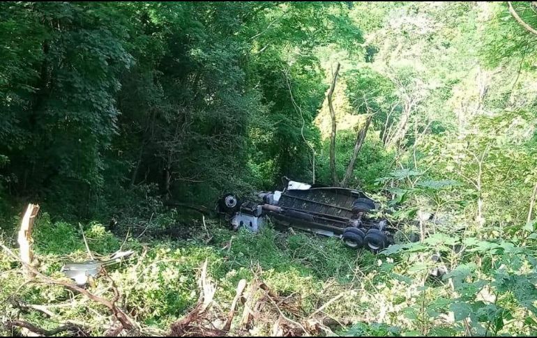 El camión tipo torton se cayó a un barranco de unos 50 metros de profundidad. ESPECIAL/UEPCB
