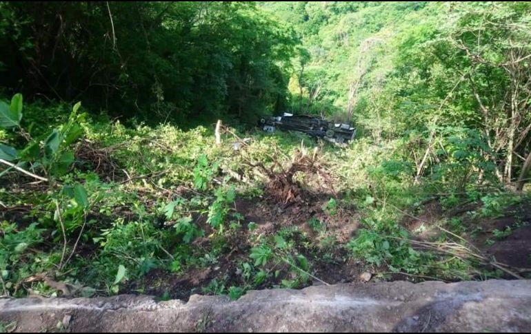 El camión tipo torton se cayó a un barranco de unos 50 metros de profundidad. ESPECIAL/UEPCB