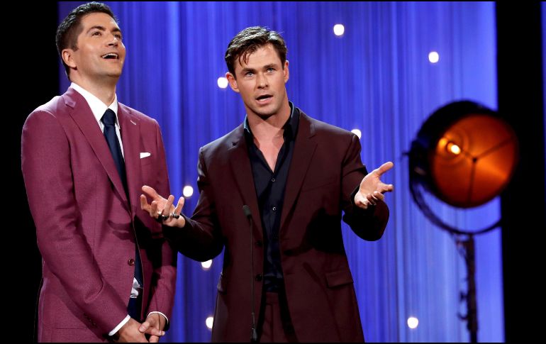 El actor australiano Chris Hemsworth (d) junto al director estadounidense Drew Goddard. EFE/J. Etxezarreta