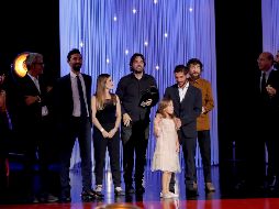 El director Isaki Lacuesta (c) y su equipo tras recibir la Concha de Oro a la mejor película por 