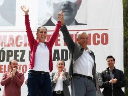 Andrés Manuel López Obrador y Claudia Sheinbaum durante la gira de agradecimiento en la Plaza de las Tres Culturas en Tlatelolco. SUN/J. Xolalpa