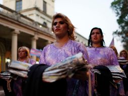 Los centenares de personas que se unieron a la marcha lo hicieron con espíritu festivo, al ritmo de bakutadas, con la cara pintada, guirnaldas de flores y banderas arcoíris y transgénero. AP/J. Saenz