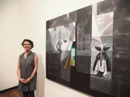 Sofía Echeverri. La artista posa junto a su obra, la cual fue elegida por el jurado calificador por “su calidad artística, innovación y experimentación plástica”.