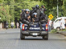 Granaderos patrullan un barrio en busca de participantes de la “Marcha en Rebeldía”, en Managua. EFE