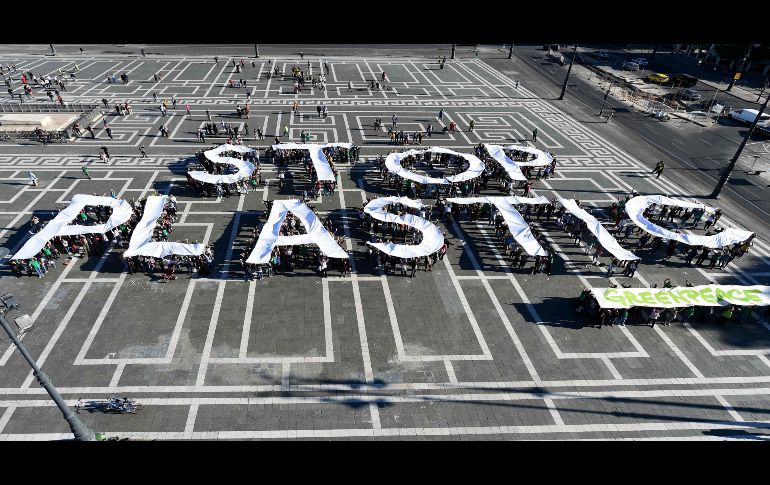 Activistas de Greenpeace forman la frase 