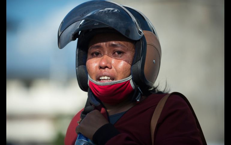 Samidah, familiar de una víctima, llora afuera de los restos del hotel Roa Ro en Palu. Al menos 821 personas murieron en esta ciudad.