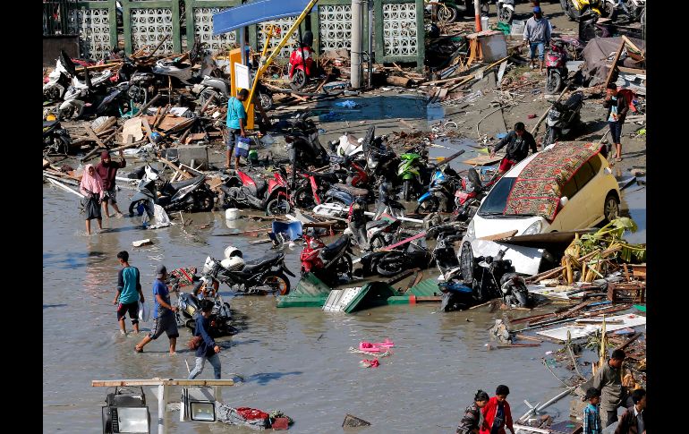 El exterior de un centro comercial quedó así.