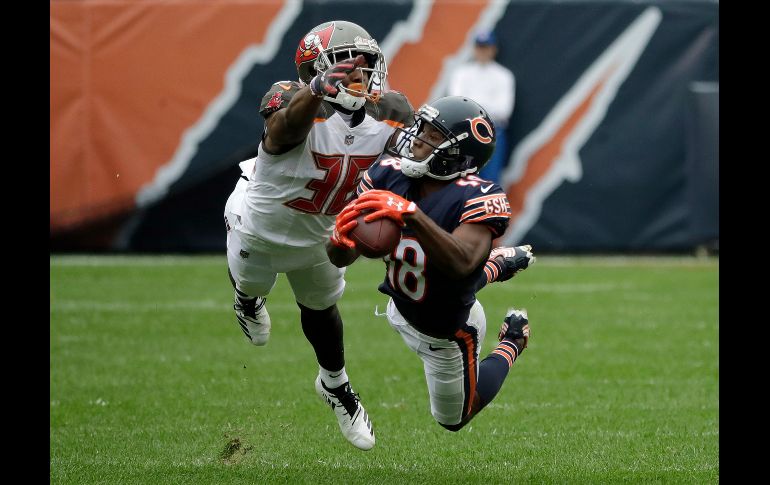 Taylor Gabriel (d), de los Osos de Chicago, atrapa un balón junto a M.J. Stewart, de los Bucaneros de Tampa Bay, en la primera mitad del partido de la NFL en Chicago. AP/N. Huh