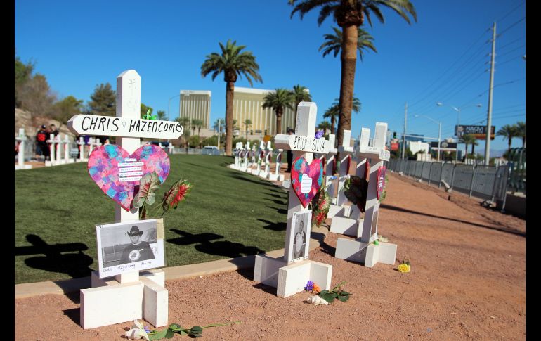 Cruces instaladas cerca al letrero de 
