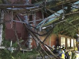 Personal de la compañía de trenes despeja las vías férreas, obstruidas por árboles caídos. Las lluvias ocasionaron el paro del tren bala y la cancelación de más de mil vuelos. EFE