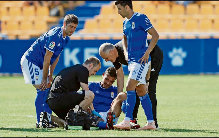 Una inoportuna lesión provoca la salida de Alanís apenas al minuto 18. @RealOviedo