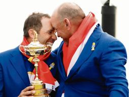 Sergio García (izq.) y Thomas Bjorn celebran el triunfo europeo. EFE / L. Tejido