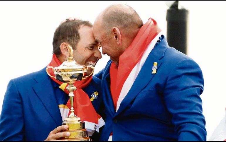 Sergio García (izq.) y Thomas Bjorn celebran el triunfo europeo. EFE / L. Tejido