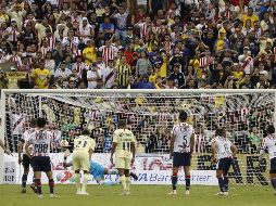 Tendiéndose hacia su derecha, Gudiño levantó la mano izquierda con la que detuvo el penal de Uribe, para deleite de la parcialidad rojiblanca.