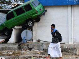 Un sobreviviente del desastre natural camina sobre el área dañanada en Palu, Indonesia. AFP / J. Samad